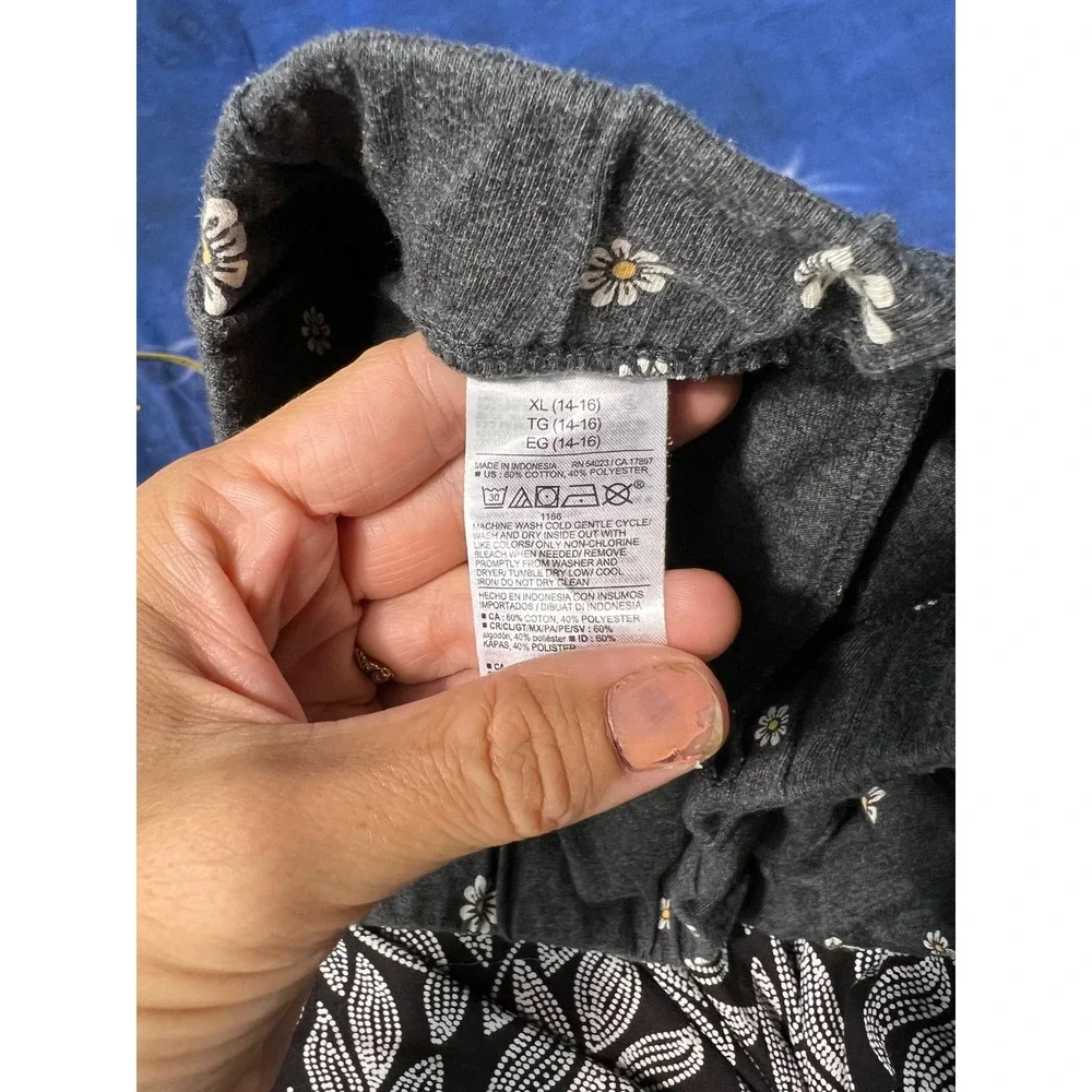 Old Navy Girls XL 14-16 Daisy Floral Lounge Shorts Gray Elastic Waist Pockets
